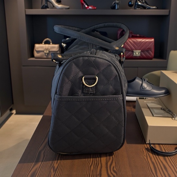 Duffel Bah Quilted with 2 side pockets and a crossbody strap - Picture 6 of 8